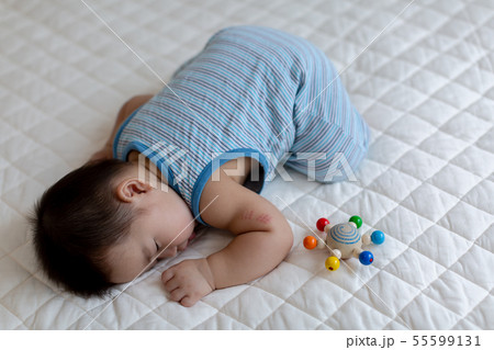 うつ伏せ　赤ちゃんの寝顔 55599131