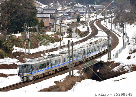 雪の峠道を下る521系普通電車4両 55599249