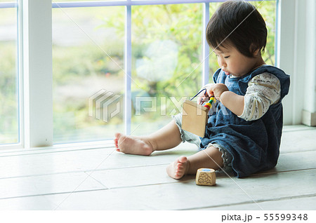 家で遊ぶ赤ちゃんの写真素材