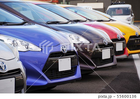 販売店に並ぶ車　トヨタ車　アクア 55600136