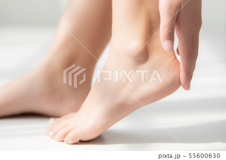 Closeup beautiful young asian woman applying cream 55600630