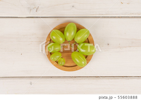 Fresh green grape on grey wood 55603888