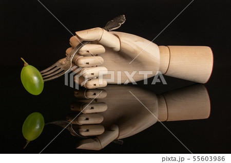 Fresh green grape isolated on black glass 55603986