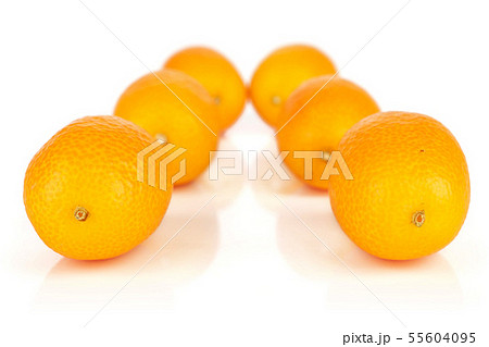 Fresh orange kumquat isolated on white 55604095