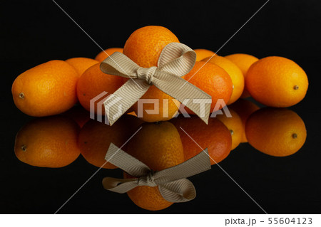 Fresh orange kumquat isolated on black glass 55604123