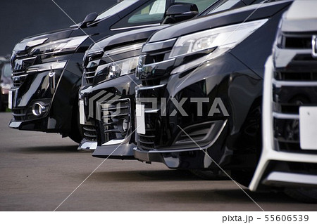 販売店に並ぶ車 自動車イメージ トヨタ車 販売店に並ぶ車 自動車イメージ トヨタ車 55606539