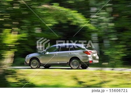 緑の中を走る車　スバル車 55606721