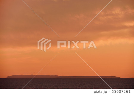 夕焼けと天売島・焼尻島（北海道） 55607261