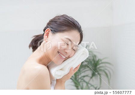 a thirty-something woman 55607777