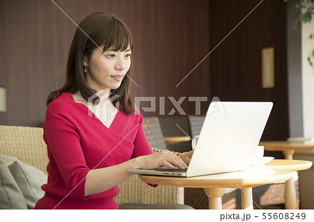 シェアオフィス　女性　PC　カフェ 55608249