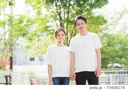 男女カップルイメージ　屋外 55608278