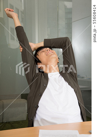 会議のあと、大きく伸びをしてみる 55608414