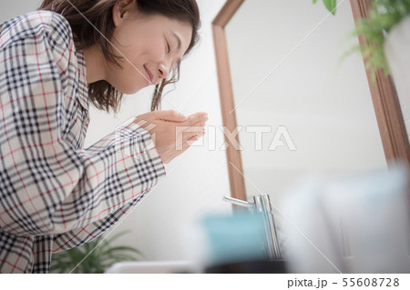 a thirty-something woman a thirty-something woman 55608728