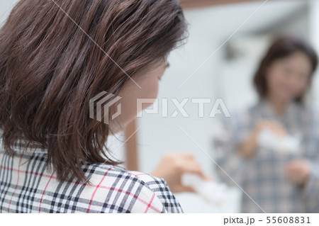 a thirty-something woman 55608831