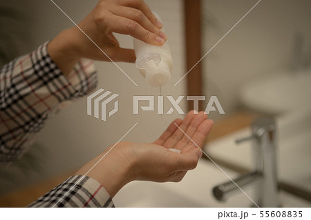 a thirty-something woman 55608835