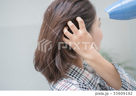 a thirty-something woman 55609192