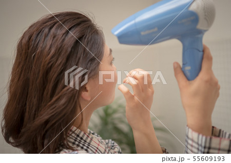a thirty-something woman 55609193