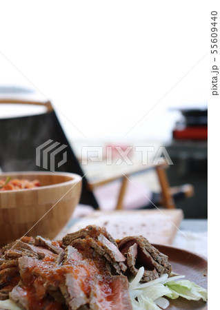 キャンプの夕食 55609440