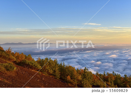 紅葉の富士山吉田口登山道5合目から雲海と奥秩父の山並み 55609829
