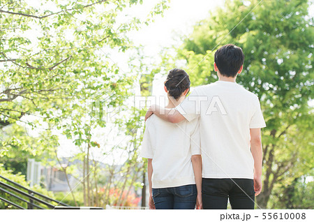 男女カップルイメージ　屋外 55610008