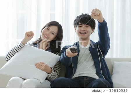 テレビを見るカップル テレビを見るカップル 55610585