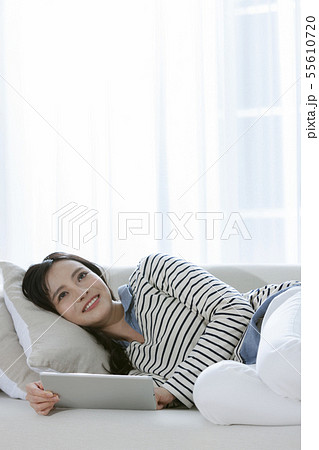 タブレットPCを持つ女性 55610720