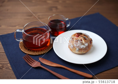 テーブルにのせたフランスのベリーチーズ パン バゲットと紅茶 55613718