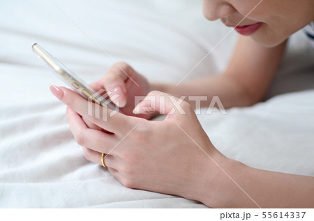 主婦　スマホ　操作 55614337