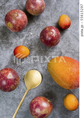 パッションフルーツとマンゴーとミニマンゴー パッションフルーツとマンゴーとミニマンゴー 55615297