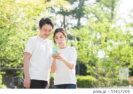 男女カップルイメージ 屋外 男女カップルイメージ 屋外 55617209
