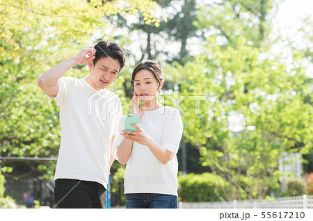 男女カップルイメージ 屋外 男女カップルイメージ 屋外 55617210