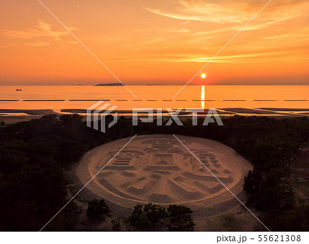 銭形砂絵夕景空撮 55621308