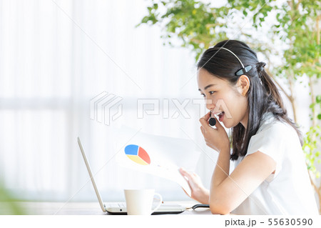 ビジネス 女性 デスクワーク ビジネス 女性 デスクワーク 55630590