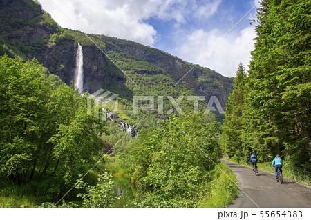 サイクリングを楽しむカップル 55654383