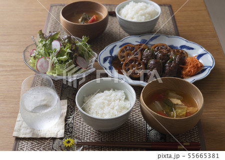 ハスの挟み焼きとピーマンの肉詰めがメインの食卓 ハスの挟み焼きとピーマンの肉詰めがメインの食卓 55665381