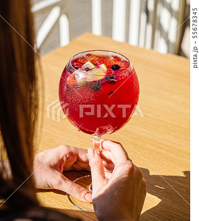 woman drinking summer fresh lemonade 55678345