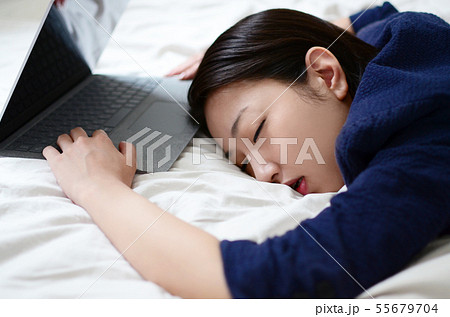 PCの前で寝落ちする女性 55679704
