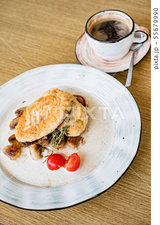 cutlet with mushrooms and cream sauce 55679990
