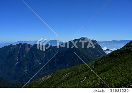 仙丈ケ岳の登山道から望む甲斐駒ヶ岳と鋸岳の稜線と八ヶ岳② 55681520