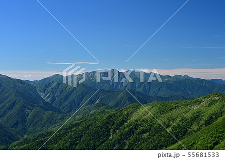 仙丈ケ岳登山道から望む南アルプスの山並みと塩見岳② 55681533