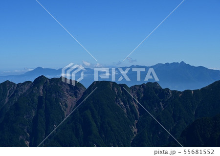仙丈ケ岳登山道から望む鋸岳山頂越しの八ヶ岳の写真素材