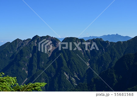 仙丈ケ岳の登山道から望む南アルプス最難関の山、鋸岳と八ヶ岳 仙丈ケ岳の登山道から望む南アルプス最難関の山、鋸岳と八ヶ岳 55681568
