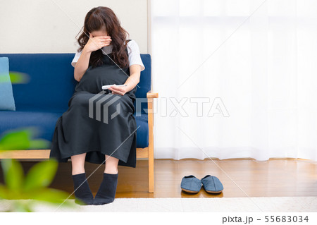 体温を測る妊婦2　体調不良　後期つわり 55683034
