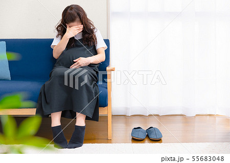 顔を覆う妊婦2　悩み　体調不良 55683048