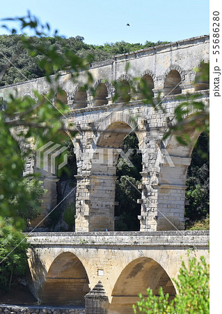 ポンデュガールの石造り水道橋 55686280