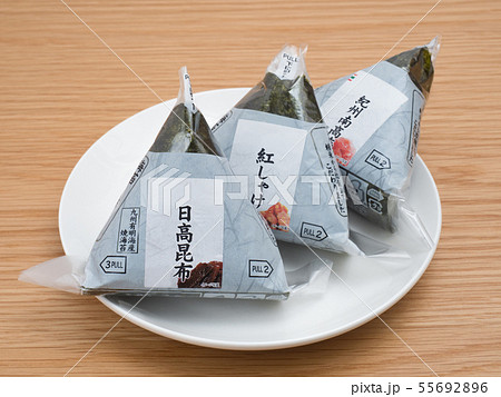 コンビニの手巻きおにぎり 55692896