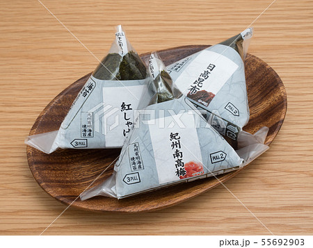 コンビニの手巻きおにぎり 55692903