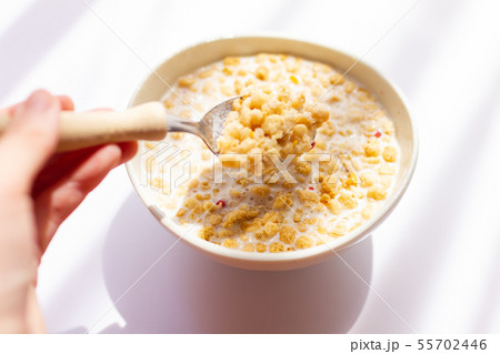 朝食のグラノーラとスプーン 55702446
