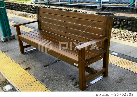 鬼怒川線・大桑駅のレトロ調のベンチの写真素材 [55702508] - PIXTA