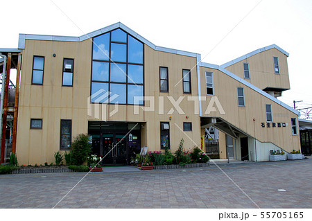 JR西日本 石生駅 西口駅舎 日本一低い分水界が通る水脈の最寄り駅 青い空が映る印象的な窓 JR西日本 石生駅 西口駅舎 日本一低い分水界が通る水脈の最寄り駅 青い空が映る印象的な窓 55705165